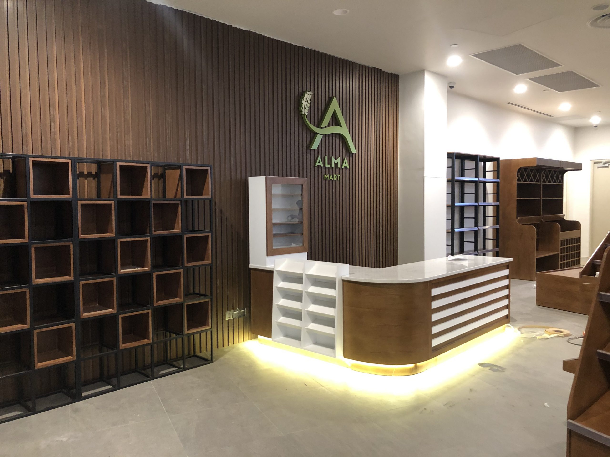 Thiết kế nội thất siêu thị Alma với hệ thống quầy kệ trưng bày hiện đại