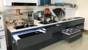 thi-cong-ke-trung-bay-bep